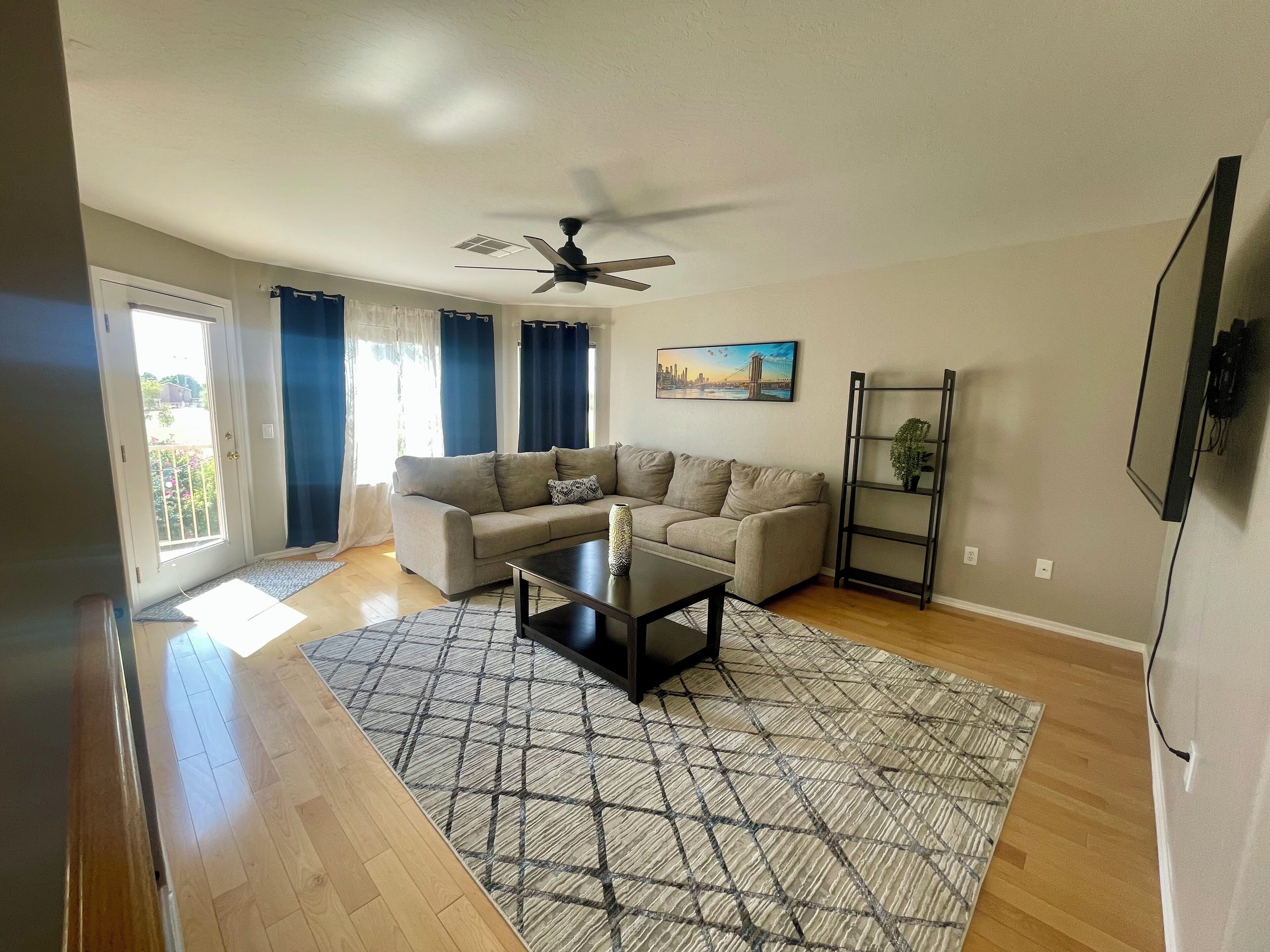 Smart-tv, een open haard en boeken