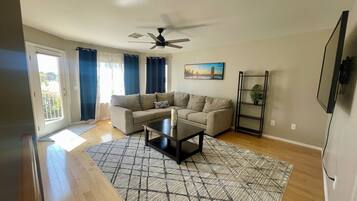 Smart-tv, een open haard en boeken