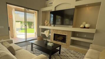 Smart-tv, een open haard en boeken