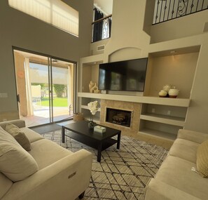 TV connectée, cheminée, livres