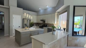 Kylskåp, mikrovågsugn, ugn och spishäll