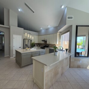 Een koelkast, een magnetron, een oven, een kookplaat