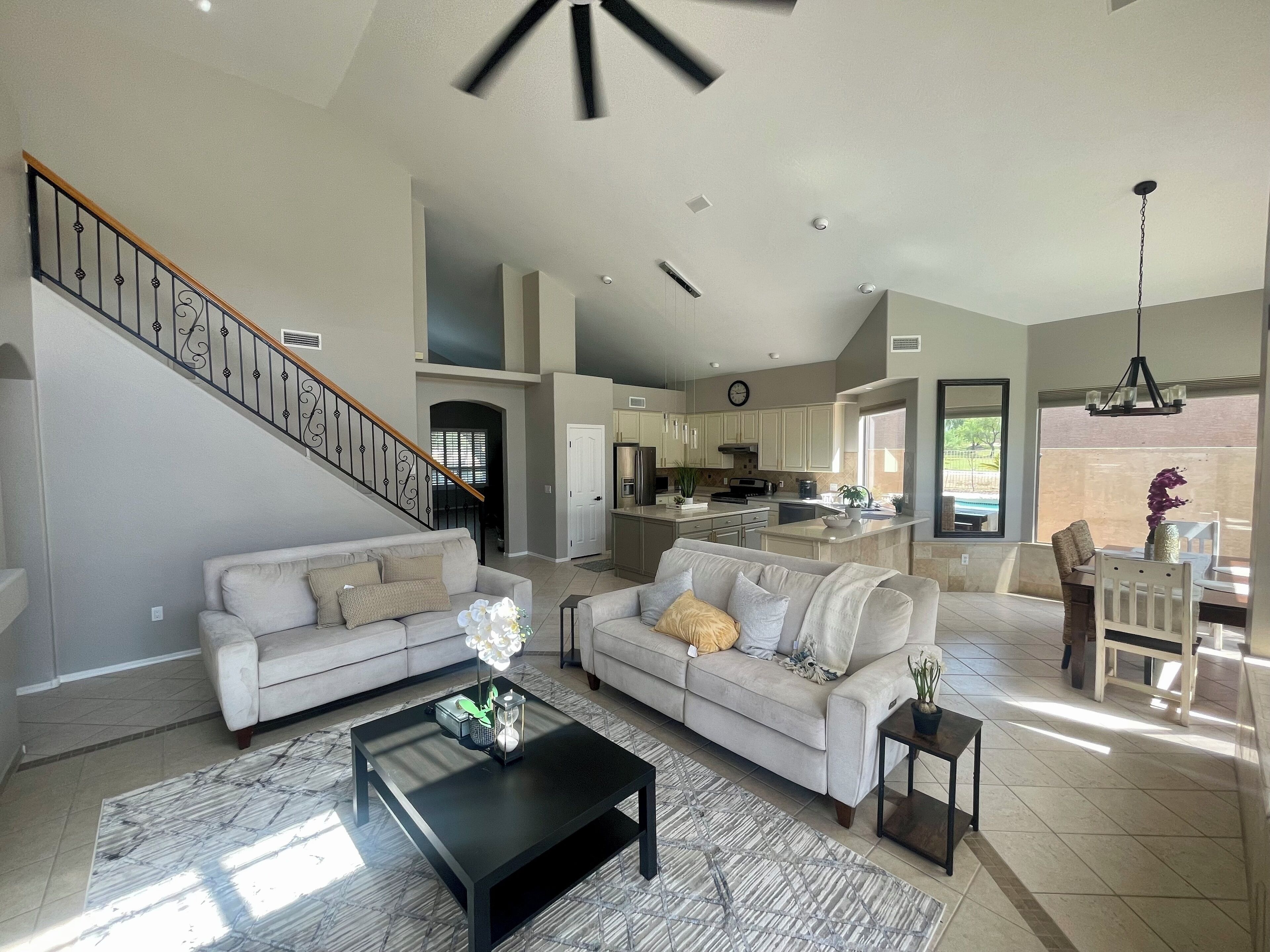 Een smart-tv, een open haard en boeken