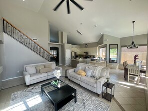 Een smart-tv, een open haard en boeken