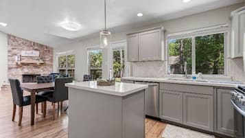 Micro-ondes, four, plaque de cuisson, lave-vaisselle