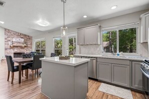 Microwave, oven, stovetop, dishwasher - Quaint 3-bedroom house with AC in charming Spring (Spring)