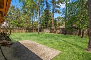 Property grounds - Quaint 3-bedroom house with AC in charming Spring (Spring)