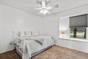 3 bedrooms, iron/ironing board, WiFi, bed sheets - Quaint 3-bedroom house with AC in charming Spring (Spring)