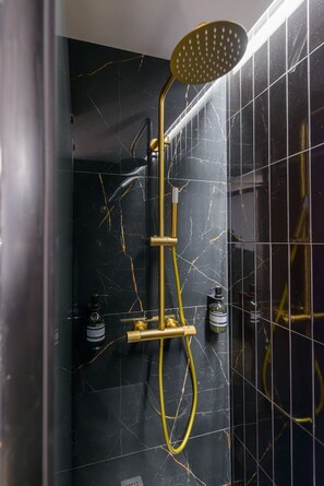 Hair dryer, towels - GRAN VIA capitals, LAS VEGAS (Madrid)