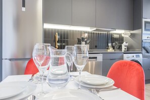 Fridge, microwave, oven, stovetop - GRAN VIA capitals, LAS VEGAS (Madrid)
