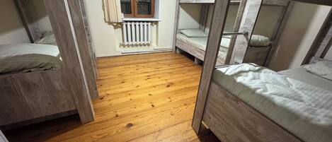 Felles sovesal – økonomi, kun for kvinner | Lydisolert, strykejern/-brett og wi-fi (inkludert)