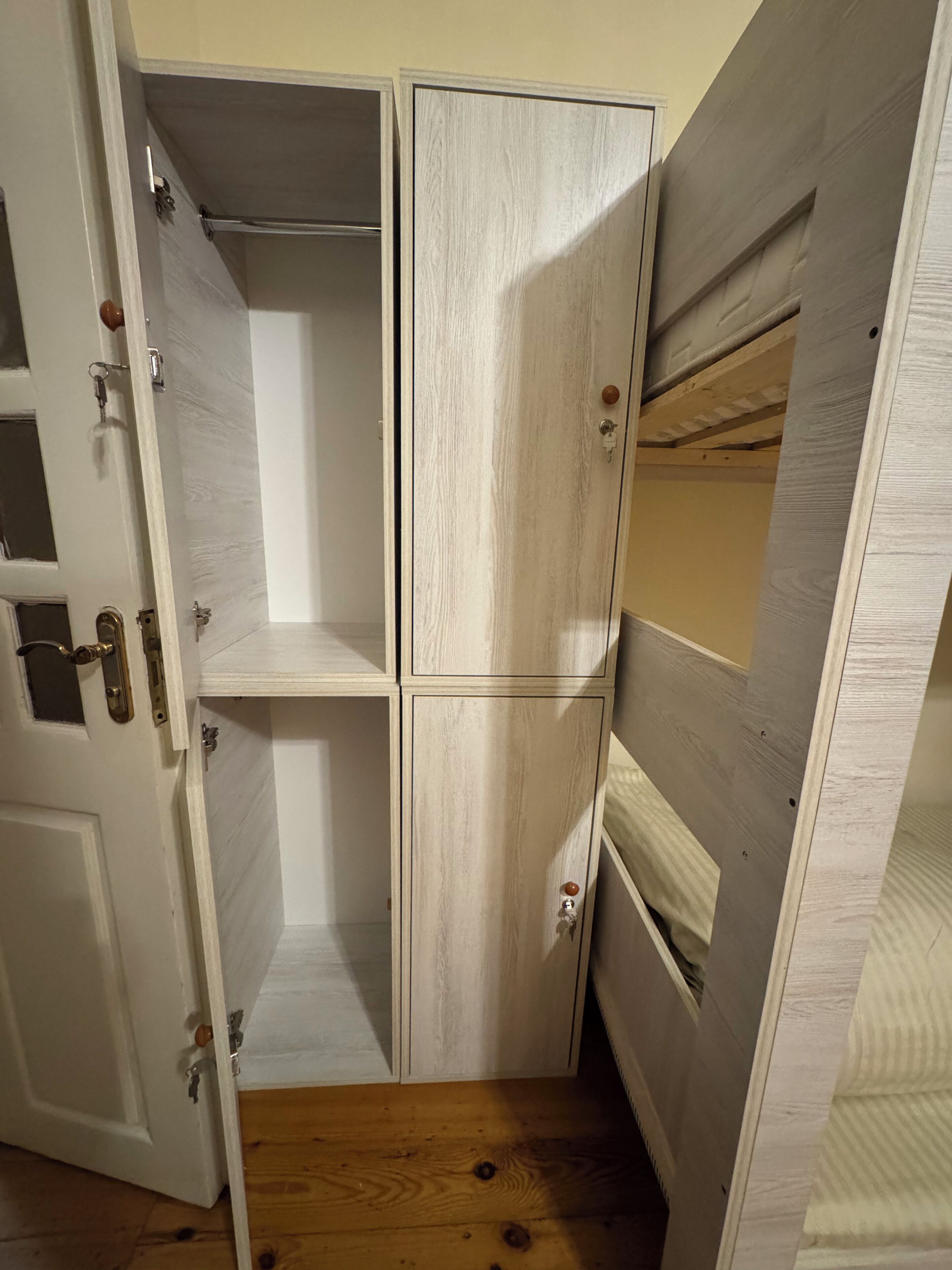 Sistema de insonorización, tabla de planchar con plancha y wifi gratis 