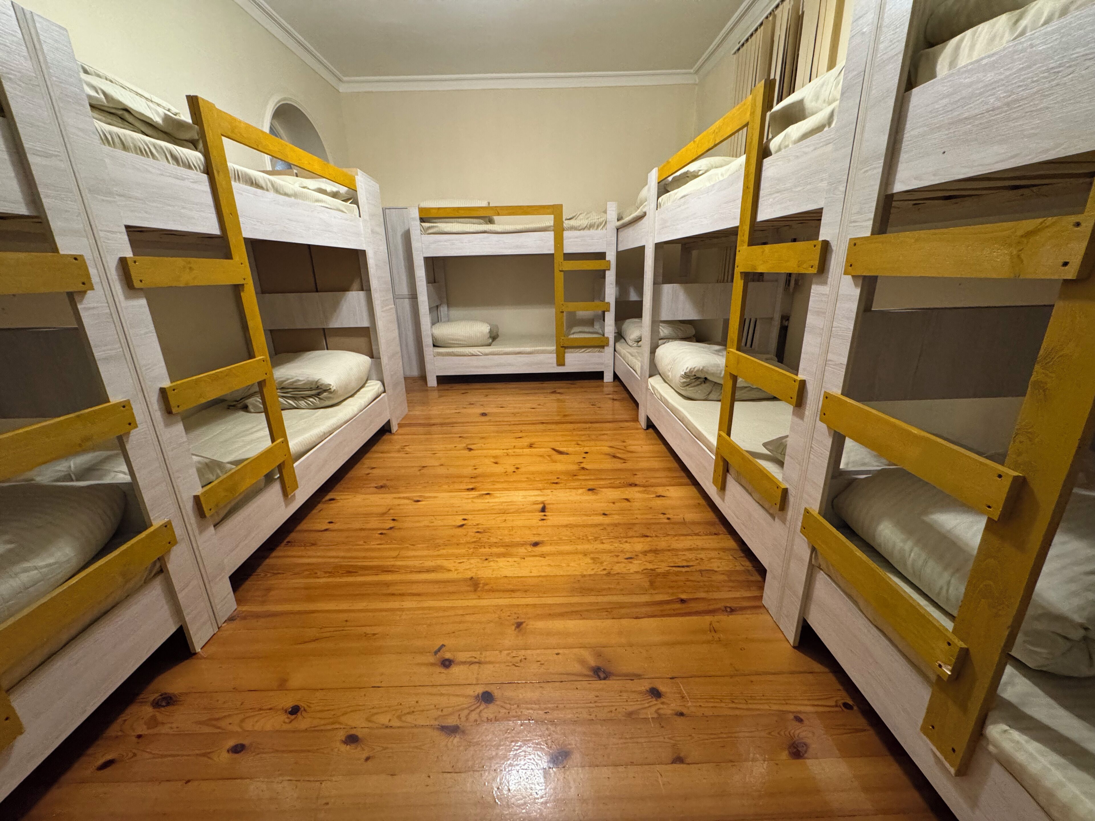 تجهيزات عازلة للصوت ومكواة/لوح كي وواي فاي مجانًا