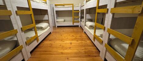 تجهيزات عازلة للصوت ومكواة/لوح كي وواي فاي مجانًا