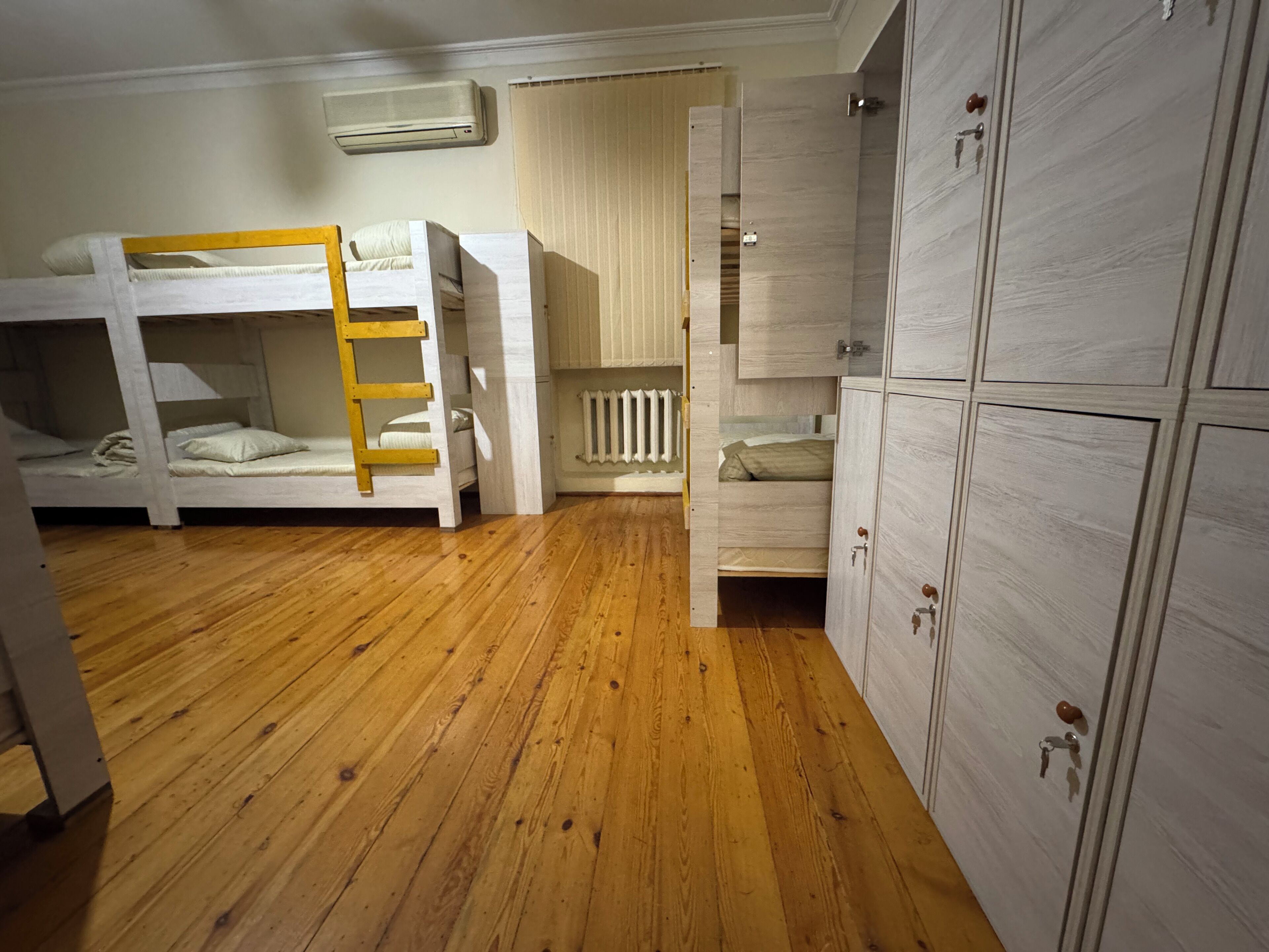 Sistema de insonorización, tabla de planchar con plancha y wifi gratis 