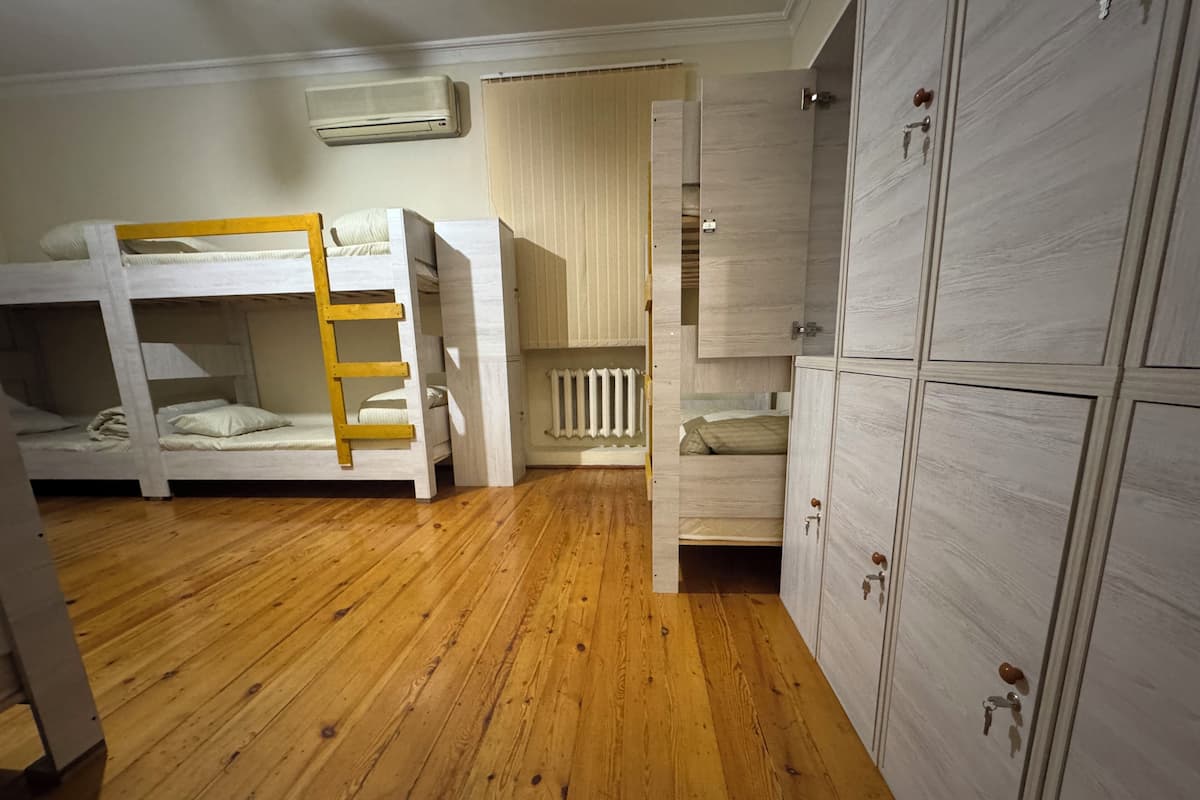 Sistema de insonorización, tabla de planchar con plancha y wifi gratis