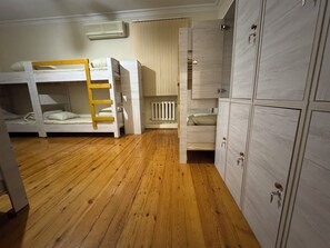 Basic Shared Dormitory, Men only | Soundproofing, iron/ironing board, free WiFi
