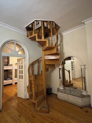 Sistema de insonorización, tabla de planchar con plancha y wifi gratis 