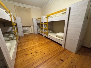 Dormitori compartit clàssic | Habitacions insonoritzades, planxa i posts de planxar i wifi gratuïta 