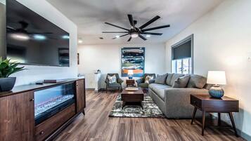 Una televisión, una chimenea