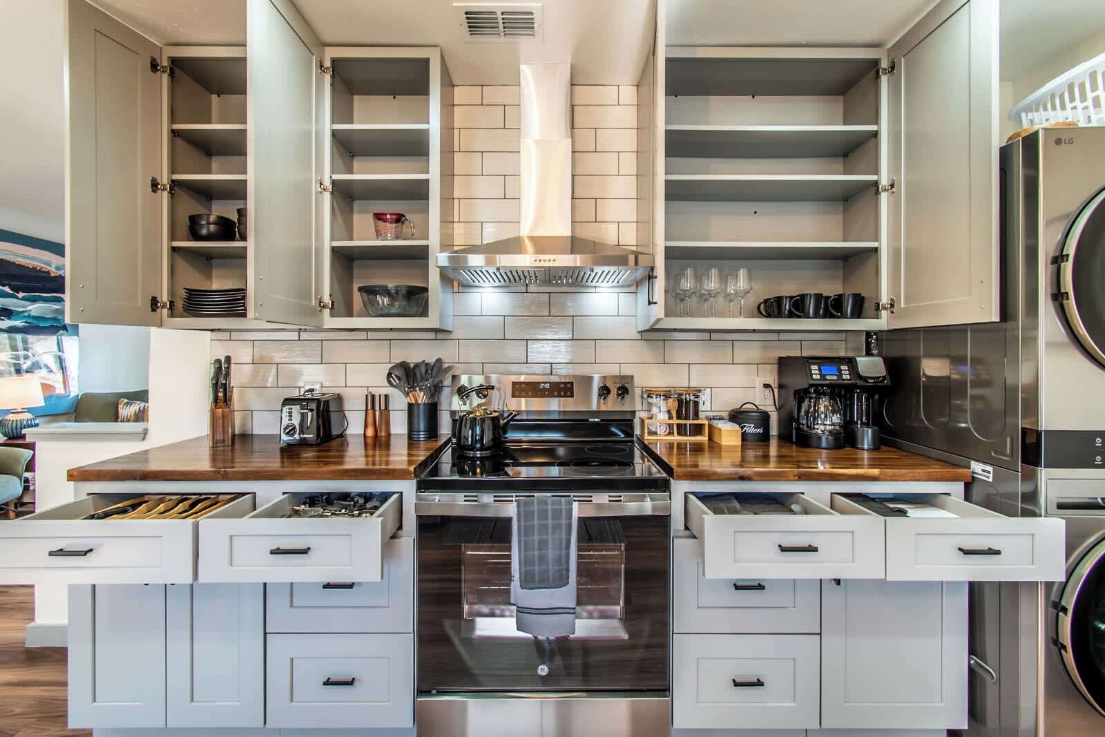 Frigorífico, microondas, horno y placa de cocina