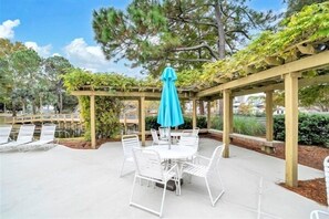 Outdoor dining - Golf Cart! Close to beach.  Lake view, sleeps 6! (Miramar Beach)