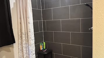 SĂšche-cheveux, serviettes fournies, savon, papier toilette