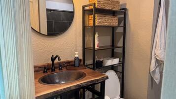 Sèche-cheveux, serviettes fournies, savon, papier toilette