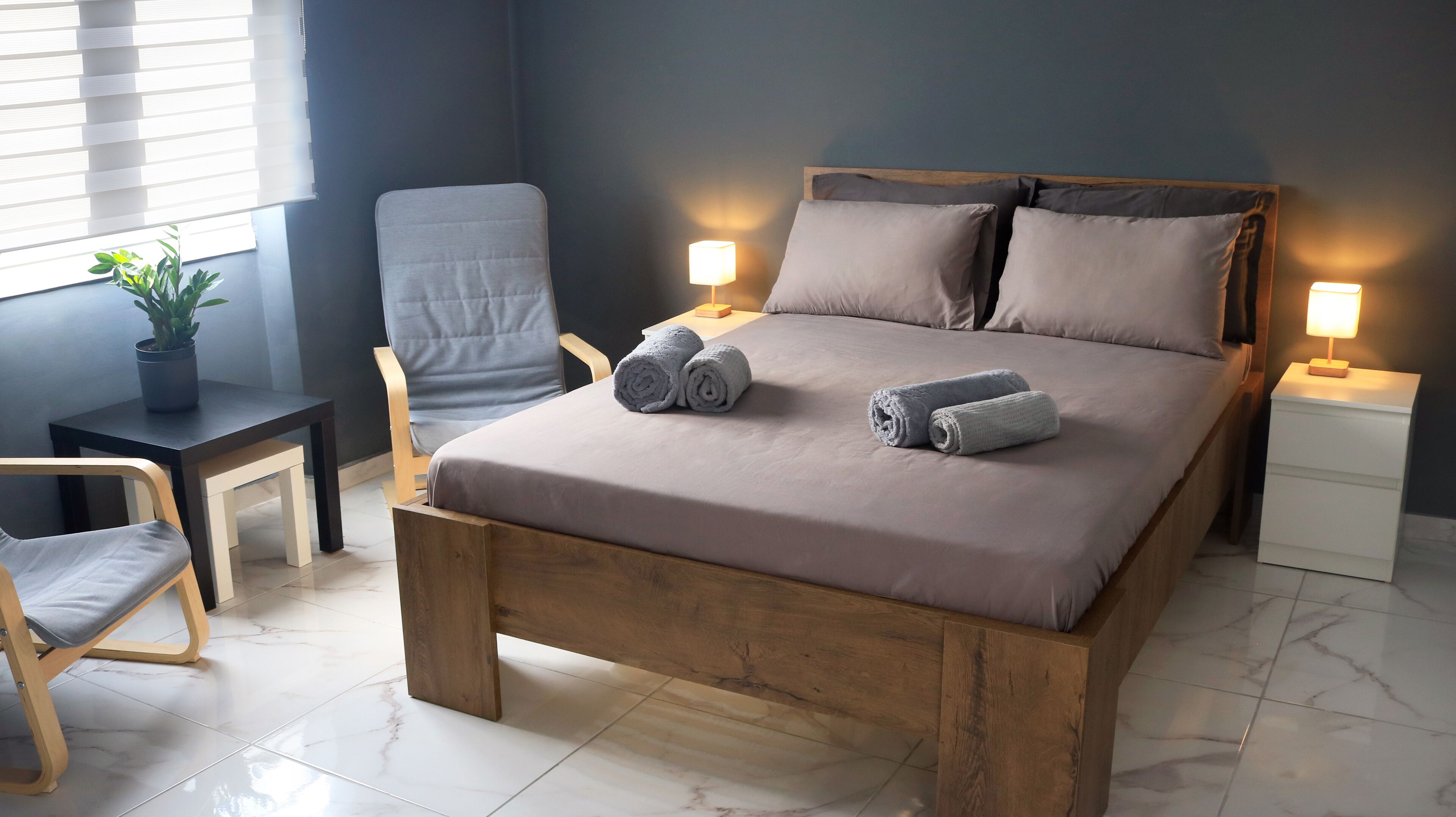 Tabla de planchar con plancha, wifi y ropa de cama 