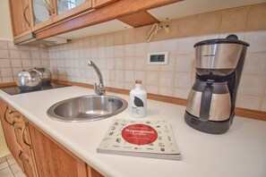 Fridge, microwave, stovetop, coffee/tea maker - Kallisto Ground Floor Apartment (Corfu)