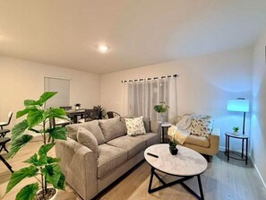 Smart TV -  BRAND NEW PRIME LOCATION LUXE 3bd-3bth NEAR SHOPPING, HEALTH CARE IN FORT MYERS (Lehigh Acres)