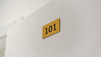 Una pared con una señalización que indica la habitación 101.