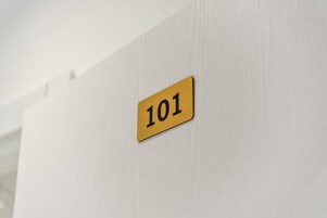 Una pared con una señalización que indica la habitación 101.
