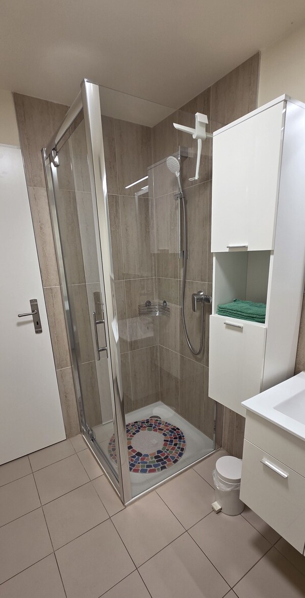 Douche, sèche-cheveux, serviettes fournies, savon