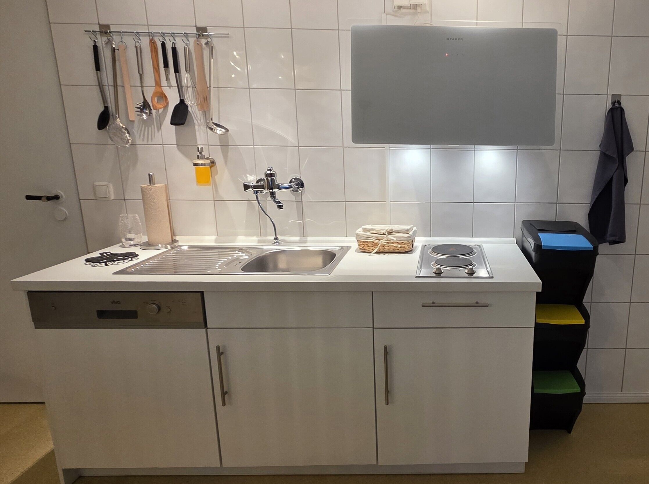 Mikrowelle, Herdplatte, Geschirrspüler