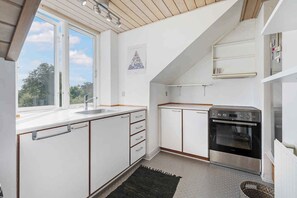 Frigorífico, horno, placa de cocina y lavavajillas