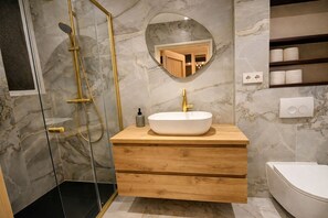 Shower, towels, soap, toilet paper - B&B Chez Nini luxury loft - center of Groningen (Groningen)