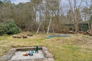 Children’s area - Holiday home with fire pit and space to play (Højby)