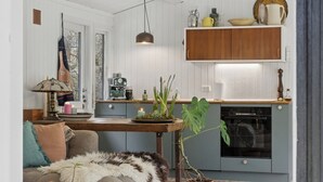 Un salon chaleureux avec un canapé, une table basse et une cheminée.