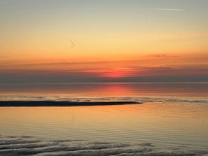 A calm sea at sunset with a clear horizon. - Holiday home with fire pit and space to play (Højby)