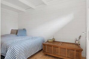 4 bedrooms, iron/ironing board, free WiFi - Holiday home with fire pit and space to play (Højby)