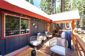 Terrace/patio - Keeley's Cabin: Tahoe 2-bed + fenced yard, walk to beach, dogs OK (Carnelian Bay)