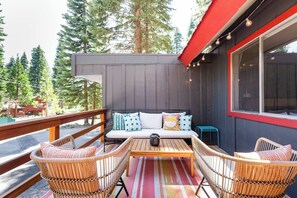 Terrace/patio - Keeley's Cabin: Tahoe 2-bed + fenced yard, walk to beach, dogs OK (Carnelian Bay)