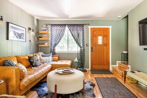 TV, fireplace - Keeley's Cabin: Tahoe 2-bed + fenced yard, walk to beach, dogs OK (Carnelian Bay)