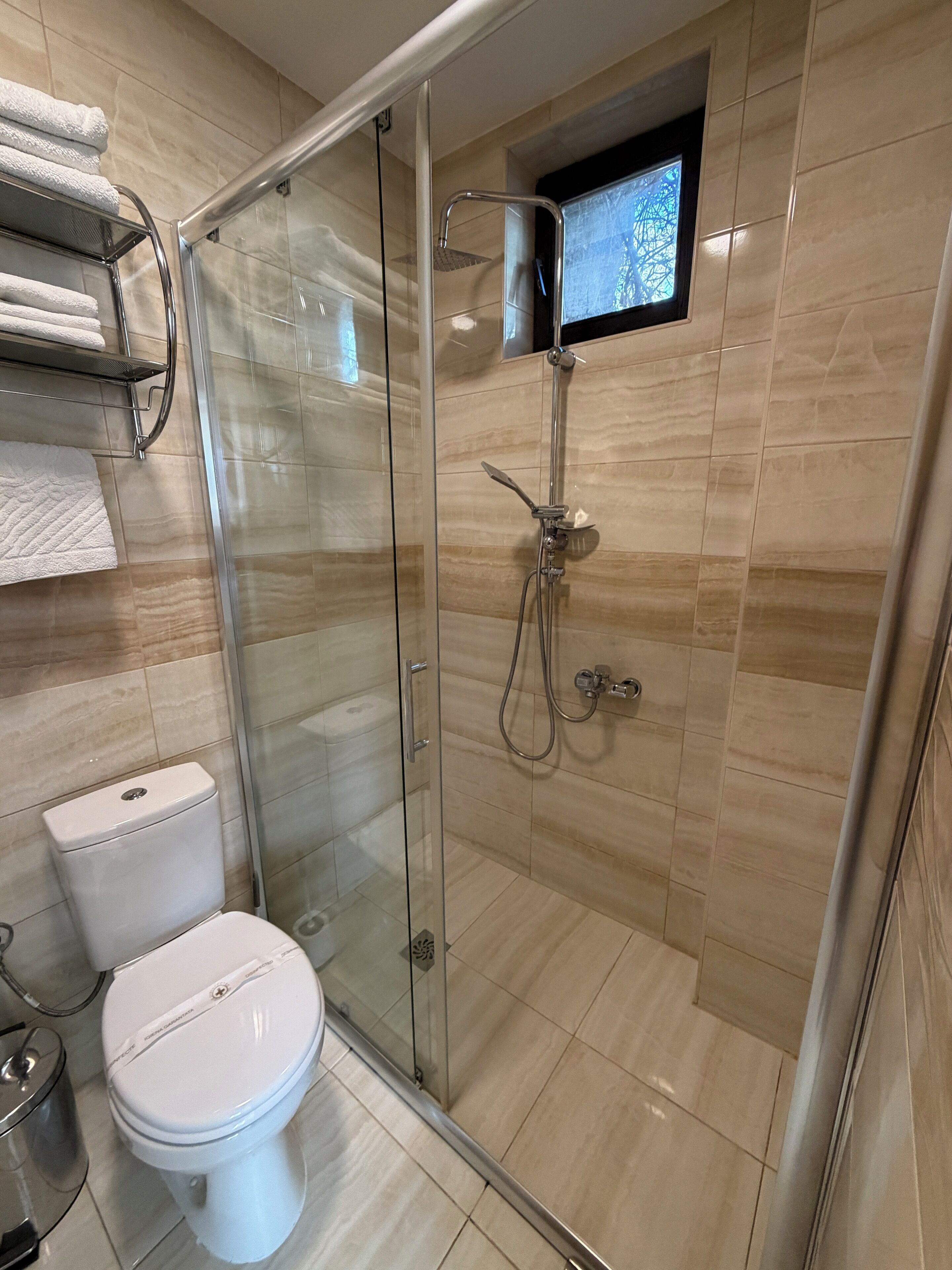 クラシック アパートメント バルコニー レイクビュー | バスルーム | シャワー、ヘアドライヤー、タオル、石鹸