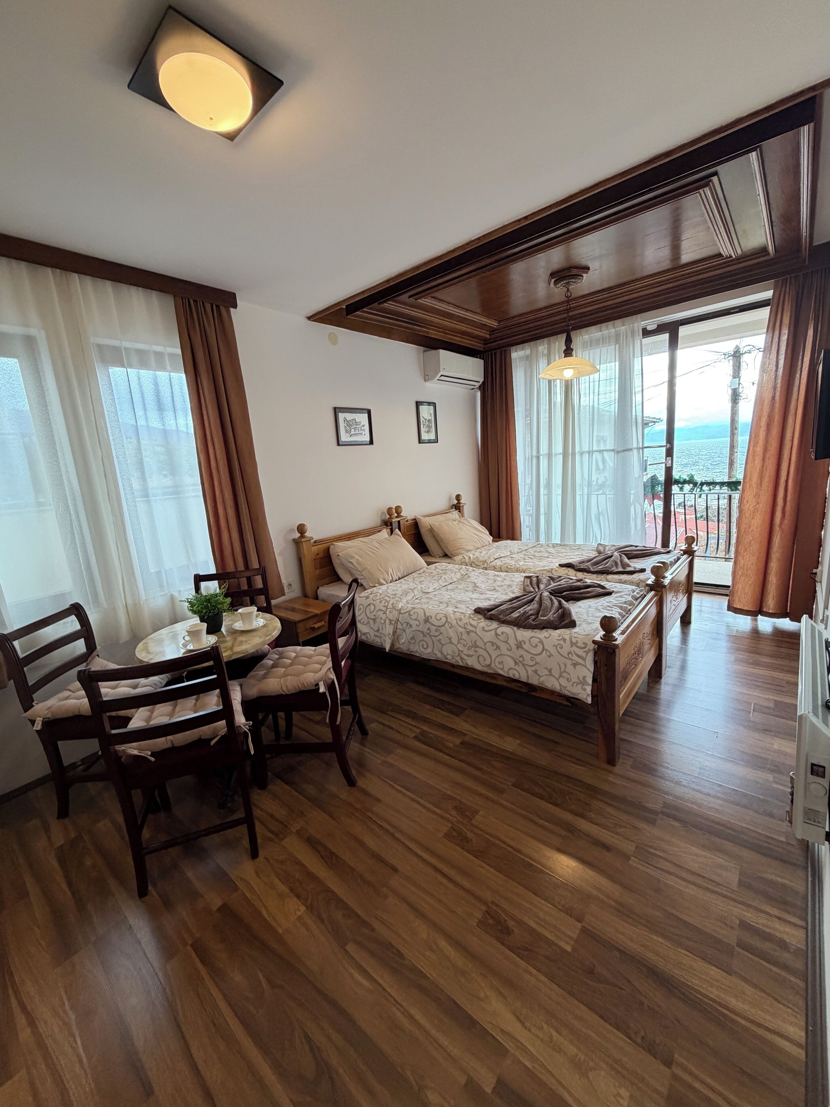 ファミリー トリプルルーム バルコニー レイクビュー | WiFi (無料)