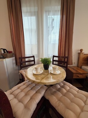 ファミリー トリプルル ーム バルコニー レイクビュー | レストラン