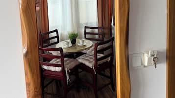 Habitación triple familiar, balcón, vistas al lago | Restauración