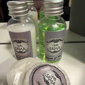 Ducha, secador de pelo, toallas y jabón