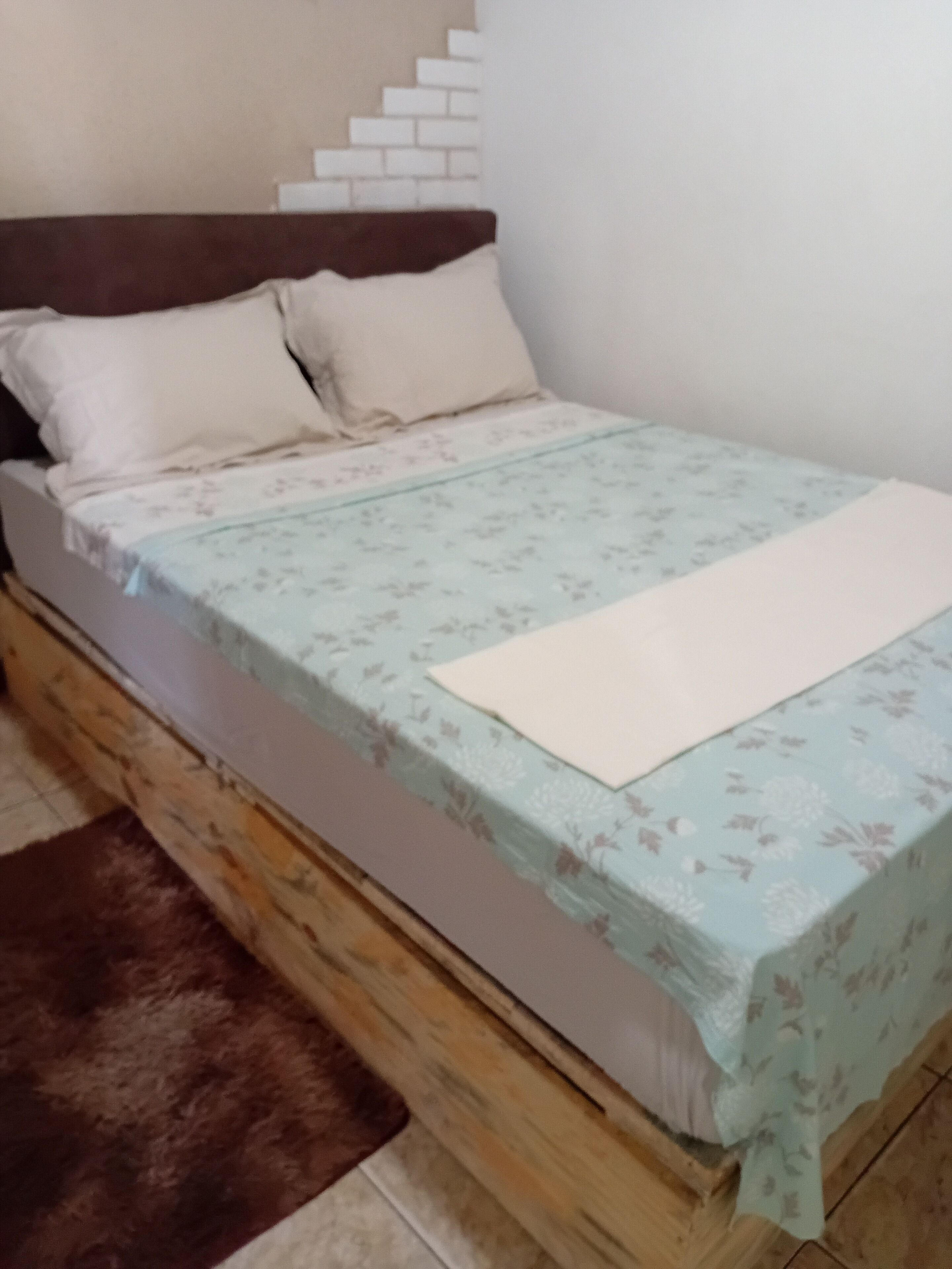 Ferros/tábuas de passar roupa, acesso à internet, roupa de cama